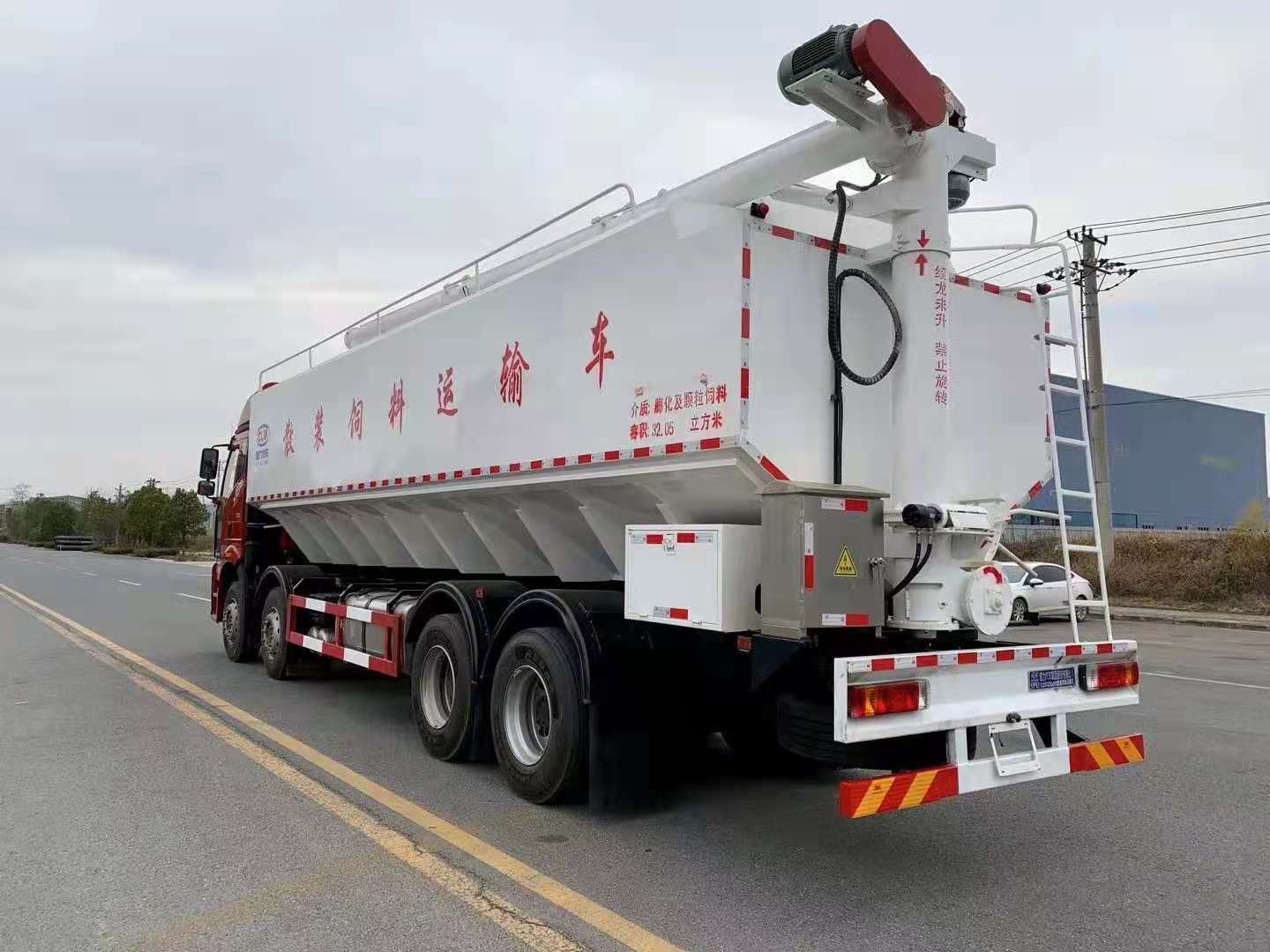 國六解放J6前四后八散裝飼料運輸車